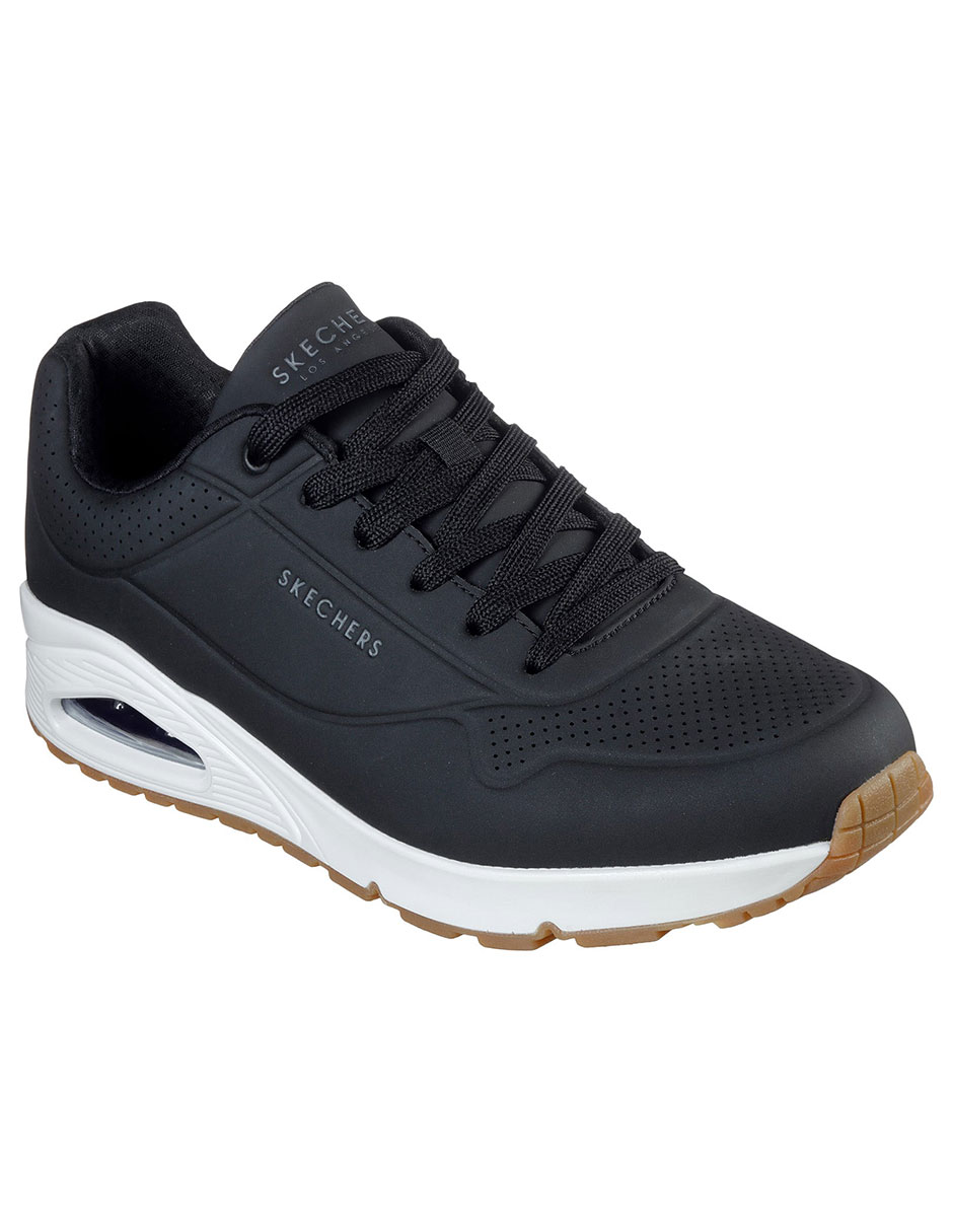 Tenis urbano con logotipo