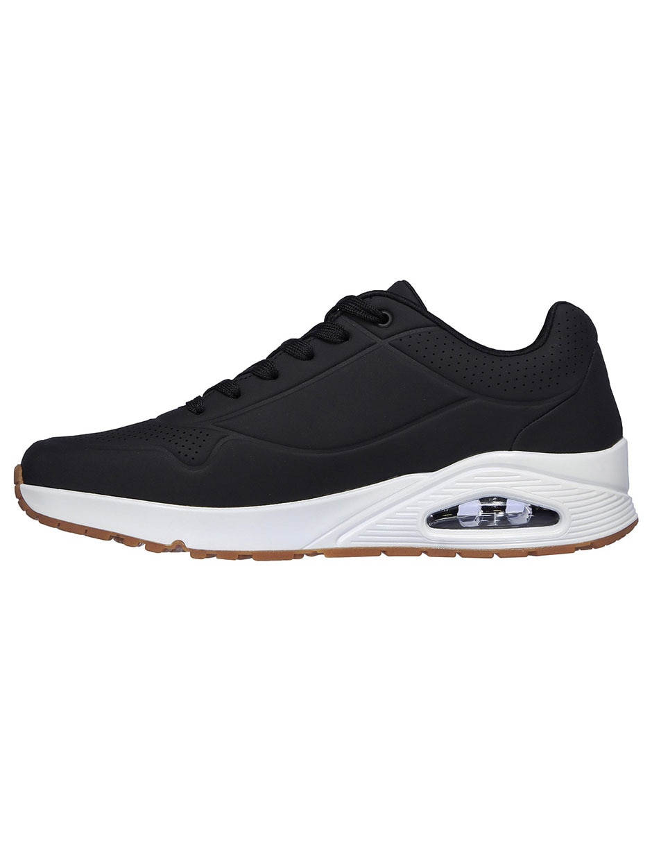 Tenis urbano con logotipo