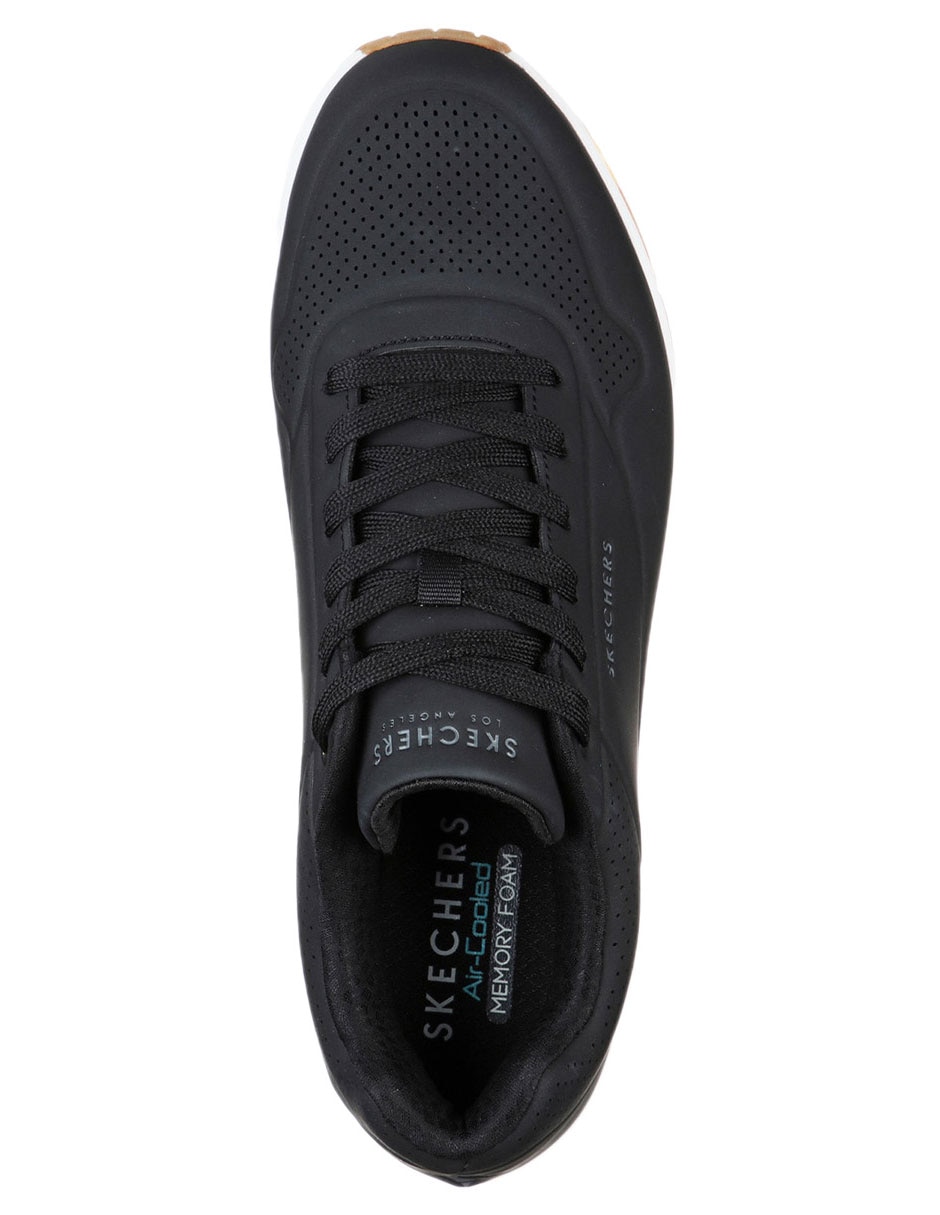Tenis urbano con logotipo